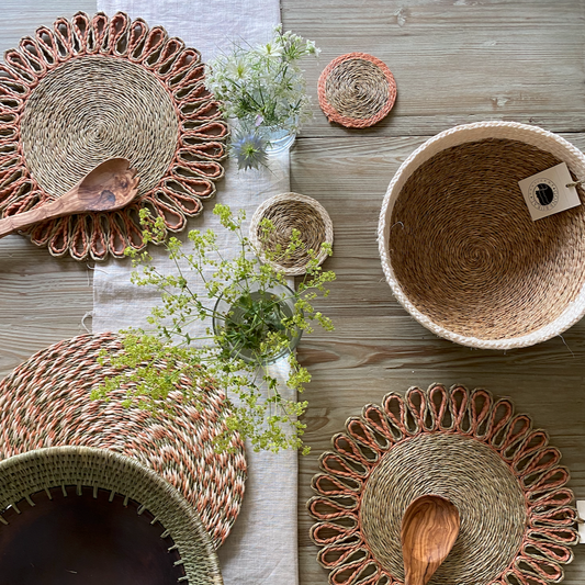 White and Natural Lutindzi Grass Scalloped Placemat
