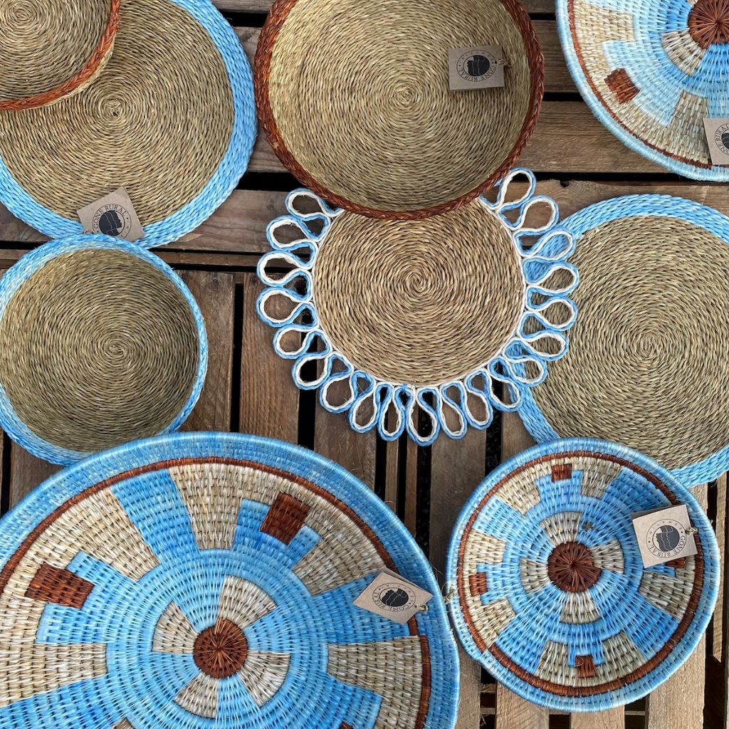 Natural Lutindzi Grass Placemat with Sky Blue and White Scalloped Edge